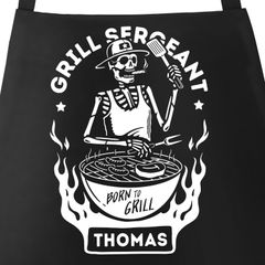 personalisierbare Grill-Schürze mit Name Grillseargent [Wunschname] Born to Grill-Geschenke Männer Skull Moonworks®