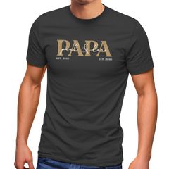 Herren T-Shirt personalisiert mit Namen der Kinder Geburtsjahr Geschenk für Papa Vatertagsgeschenk Moonworks®