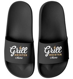 Badeschlappen personalisiert mit Namen | Lustige BBQ-Slides für Männer Papas Grillfans | Witziges Geschenk Vatertag Gartenparty Moonworks®