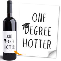 Weinetikett selbstklebend - Geschenk Abschluss - Spruch One Degree Hotter Flaschen-Label Moonworks®