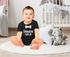 Baby Body Aufdruck Frauenheld lustiges Geschenk für kleine Jungs Jungen Bio-Baumwolle Moonworks®preview