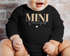 Baby Body Langarm Schriftzug Mini personalisiert mit Familienname Wunschname Geschenk Geburt Taufe Bio-Baumwolle SpecialMe®preview