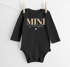 Baby Body Langarm Schriftzug Mini personalisiert mit Familienname Wunschname Geschenk Geburt Taufe Bio-Baumwolle SpecialMe®preview