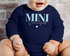 Baby Body Langarm Schriftzug Mini personalisiert mit Familienname Wunschname Geschenk Geburt Taufe Bio-Baumwolle SpecialMe®preview