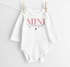 Baby Body Langarm Schriftzug Mini personalisiert mit Familienname Wunschname Geschenk Geburt Taufe Bio-Baumwolle SpecialMe®preview