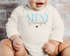 Baby Body Langarm Schriftzug Mini personalisiert mit Familienname Wunschname Geschenk Geburt Taufe Bio-Baumwolle SpecialMe®preview