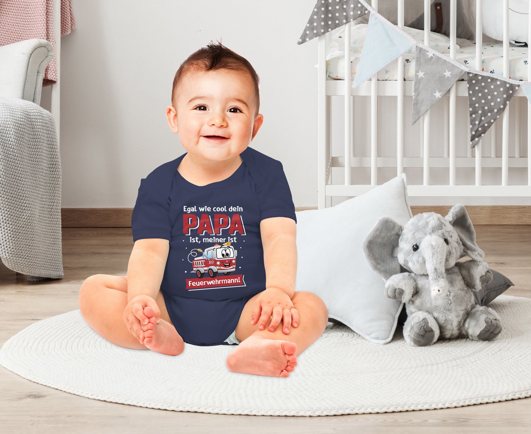 Feuerwehr Design Babyshirt Baby T-Shirt Feuerwehr-Motiv - Süßes Shirt Für  Feuerwehr-Papas Feuerwehr Papa Bio-Baumwolle Druckknöpfe, image size:2192x1791