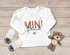 Baby Langarmshirt Schriftzug Mini personalisiert mit Familienname Wunschname Geschenk Geburt Taufe Jungen Mädchen SpecialMe®preview