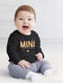 Baby Langarmshirt Schriftzug Mini personalisiert mit Familienname Wunschname Geschenk Geburt Taufe Jungen Mädchen SpecialMe®preview