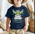 Baby T-Shirt personalisiert mit Namen Baby-Yoda Spruch Lustig Episode 1 Geburtstagsshirt Jungen Mädchen Moonworks®preview