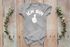 Babybody erster Geburtstag Ich bin 1 Comic-Hand Daumen Geschenk für einjähriges Kind kurzarm Body Baumwolle Moonworks®preview