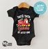 Babybody mit Namen und Alter Feuerwehr-Auto Zahl anpassbar 1 2 3 Geburtstag kurzarm Body Bio-Baumwolle Moonworks®preview
