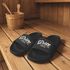 Badeschlappen personalisiert mit Namen | Lustige BBQ-Slides für Männer Papas Grillfans | Witziges Geschenk Vatertag Gartenparty Moonworks®preview