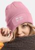 Damen Beanie mit Patch Strickmütze mit Spruch Fueled by Coffee Aufdruck Lustig Damenmütze Geschenk für Kaffeetrinker Moonworks®preview