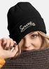 Damen Beanie mit Patch Strickmütze Spruch Servus Mei Dirndl is in da Wäsch Aufdruck Lustig Damenmütze Accessoires Bierfest Moonworks®preview