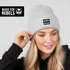 Damen Beanie mit Spruch Bin da kann losgehen Statement Wintermütze Feinstricke Patch Bedruckt Streewear Accessoire Moonworks®preview