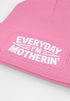 Damen Beanie Mom Spruch Everyday Mothering Strickmütze Aufdruck Lustig Sarkasmus  Damenmütze Moonworks®preview
