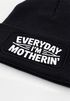 Damen Beanie Mom Spruch Everyday Mothering Strickmütze Aufdruck Lustig Sarkasmus  Damenmütze Moonworks®preview
