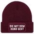 Damen Beanie Strickmütze mit Patch Spruch Die mit dem Hund geht Aufdruck Lustig Damenmütze Moonworks®preview