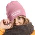 Damen Beanie Strickmütze mit Patch Spruch Die mit dem Hund geht Aufdruck Lustig Damenmütze Moonworks®preview
