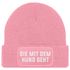 Damen Beanie Strickmütze mit Patch Spruch Die mit dem Hund geht Aufdruck Lustig Damenmütze Moonworks®preview