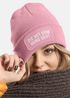 Damen Beanie Strickmütze mit Patch Spruch Die mit dem Hund geht Aufdruck Lustig Damenmütze Moonworks®preview