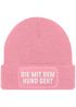Damen Beanie Strickmütze mit Patch Spruch Die mit dem Hund geht Aufdruck Lustig Damenmütze Moonworks®preview