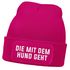 Damen Beanie Strickmütze mit Patch Spruch Die mit dem Hund geht Aufdruck Lustig Damenmütze Moonworks®preview