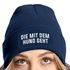 Damen Beanie Strickmütze mit Patch Spruch Die mit dem Hund geht Aufdruck Lustig Damenmütze Moonworks®preview