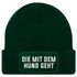 Damen Beanie Strickmütze mit Patch Spruch Die mit dem Hund geht Aufdruck Lustig Damenmütze Moonworks®preview