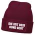 Damen Beanie Strickmütze mit Spruch Aufdruck Lustig Die mit dem Hund geht Geschenk für Hundeliebhaberinnen Moonworks®preview