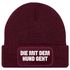 Damen Beanie Strickmütze mit Spruch Aufdruck Lustig Die mit dem Hund geht Geschenk für Hundeliebhaberinnen Moonworks®preview