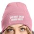 Damen Beanie Strickmütze mit Spruch Aufdruck Lustig Die mit dem Hund geht Geschenk für Hundeliebhaberinnen Moonworks®preview