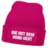 Damen Beanie Strickmütze mit Spruch Aufdruck Lustig Die mit dem Hund geht Geschenk für Hundeliebhaberinnen Moonworks®preview