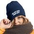 Damen Beanie Strickmütze mit Spruch Aufdruck Lustig Die mit dem Hund geht Geschenk für Hundeliebhaberinnen Moonworks®preview