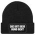 Damen Beanie Strickmütze mit Spruch Aufdruck Lustig Die mit dem Hund geht Geschenk für Hundeliebhaberinnen Moonworks®preview