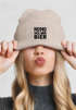 Damen Beanie Strickmütze Spruch Weihnachtsmann Santa Ho Ho Hol mir Bier Patch mit Aufdruck Moonworks®preview