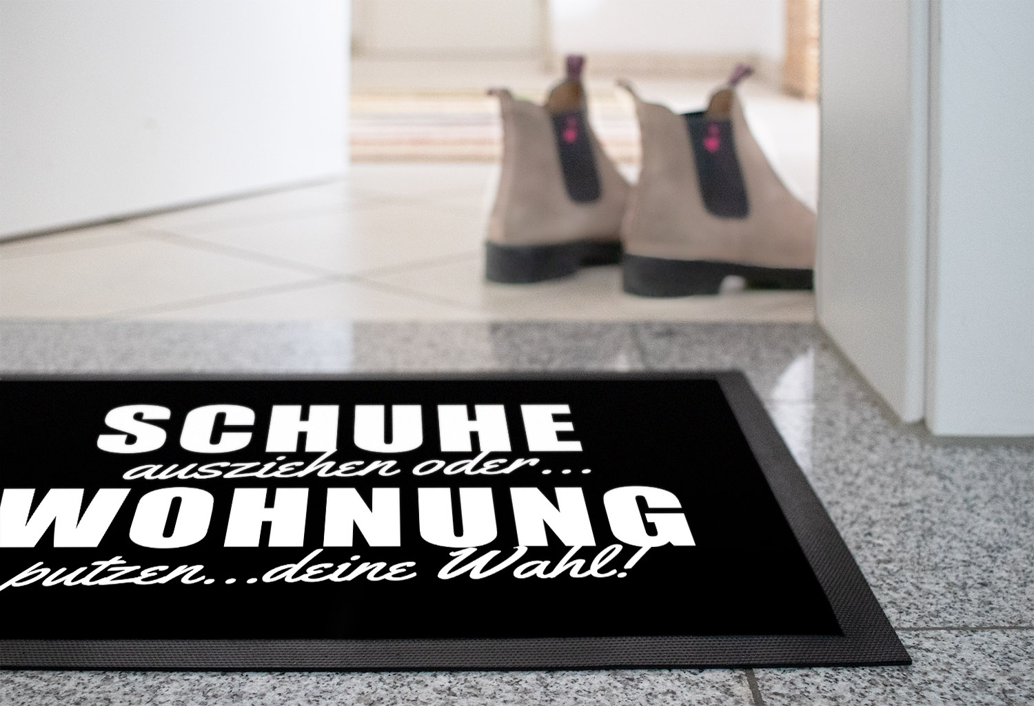 MoonWorks Fußmatte Mit Spruch 'Schuhe Und BH Ausziehen Bitte!' – Witzige Türmatte, Rutschfest, Waschbar, 60x40 Cm, Schwarz