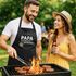 Grill-Schürze Küchenschürze mit Spruch Bei {style_variation} schmeckt`s am besten grillen kochen Baumwoll-Schürze Küchenschürze Moonworks®preview