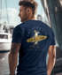 Herren T-Shirt Backprint California Surfing Otter mit Surfboard Grafik Surfer-Design Fashion Streetstyle Neverless®preview