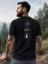 Herren T-Shirt Backprint Outdoor Elemente - Compass Mountains Tree - Grafikshirt Natur Symbole Printshirt Männer Fashion Streetstyle Neverless®preview