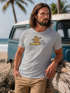 Herren T-Shirt Bär Print Surfer Surfboard Sommer Printshirt Grafikshirt Fashion Streetstyle Neverless®preview