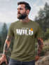 Herren T-Shirt Brustprint Bedruckt Into the Wild Schriftzug Outdoor Fashion Streetstyle Grafik-Shirt Neverless®preview