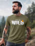 Herren T-Shirt Brustprint Bedruckt Into the Wild Schriftzug Outdoor Fashion Streetstyle Grafik-Shirt Neverless®preview