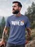 Herren T-Shirt Brustprint Bedruckt Into the Wild Schriftzug Outdoor Fashion Streetstyle Grafik-Shirt Neverless®preview