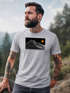 Herren T-Shirt Frontprint Wandern Berge Grafik Schriftzug Outdoor Natur Fashion Streetstyle Printshirt  Neverless®preview
