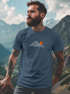 Herren T-Shirt mit Berg Print Grafikshirt mit Sonne Linien-Design Baumwolle Outdoor Style Naturmotiv für Freizeit Urlaub Neverless®preview