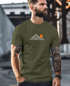 Herren T-Shirt mit Berg Print Grafikshirt mit Sonne Linien-Design Baumwolle Outdoor Style Naturmotiv für Freizeit Urlaub Neverless®preview