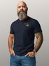 Herren T-Shirt mit Brusttasche Lausbua Lebkuchen Herz Servus Lederhosn in da Wäsch Ersatz Tracht Trachtenlook für das Oktoberfest Bier Fun-Shirt Moonworks®preview