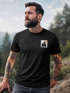 Herren T-Shirt mit Wald-Logo Outdoor Badge Naturmotiv Sommer Fashion Streetstyle Grafikshirt Kurzarm Baumwolle Neverless®preview